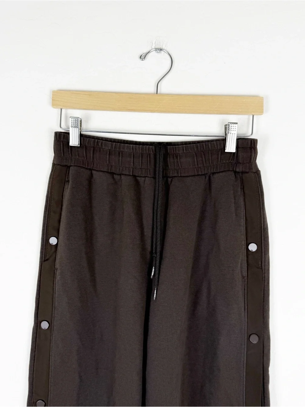 ALO Yoga Courtside tearaway snap pants espresso brown wide leg sweatpants